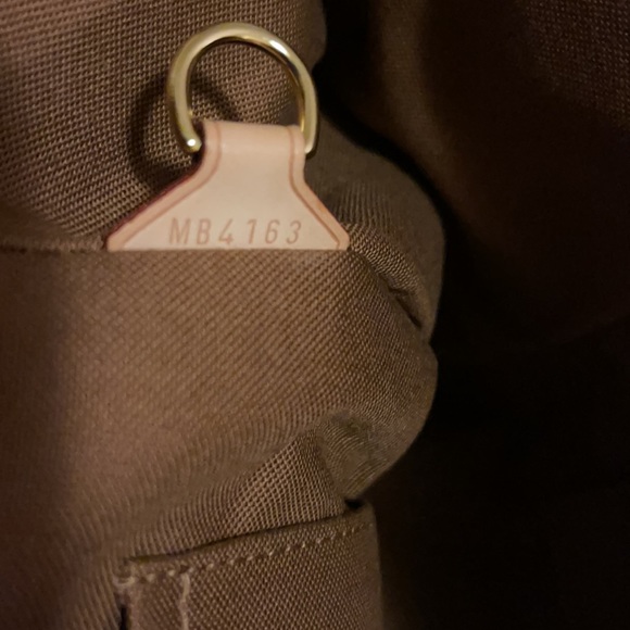 Louis Vuitton Tivoli GM Handbag - Picture 4 of 11